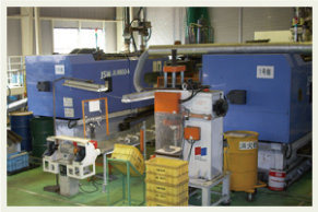 Magnesium injection molding machine